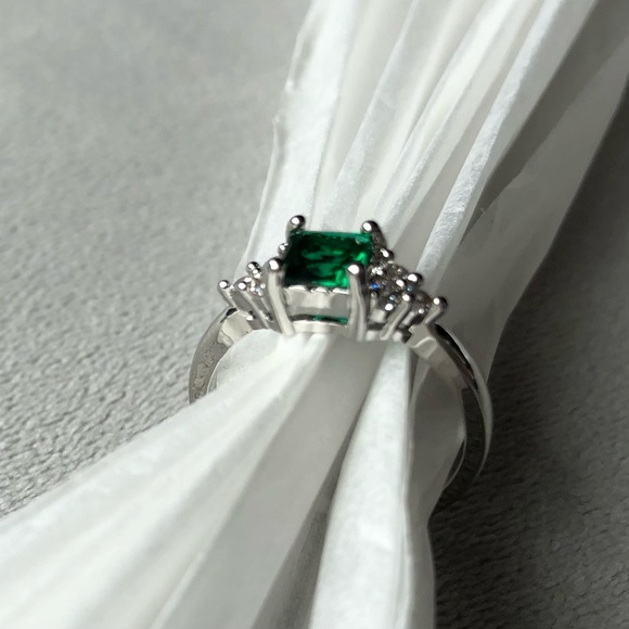 Emerald Colour Square Cut Stone ~ Stainless Steel Ring ~ Women’s Size 7 - Picture 4 of 11